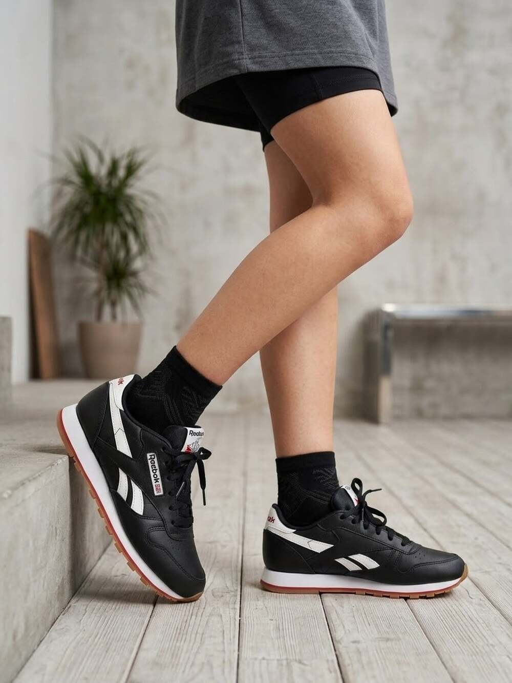 Reebok Classics Leather Women’s Sneakers Black/Gum Rubber Sole Size 6 Excellent